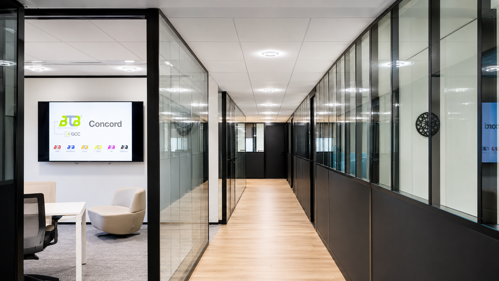 Corredor corporativo com iluminação arquitetural