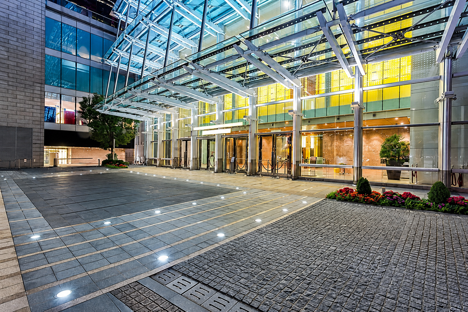 Entrada de edifício com luminárias de piso