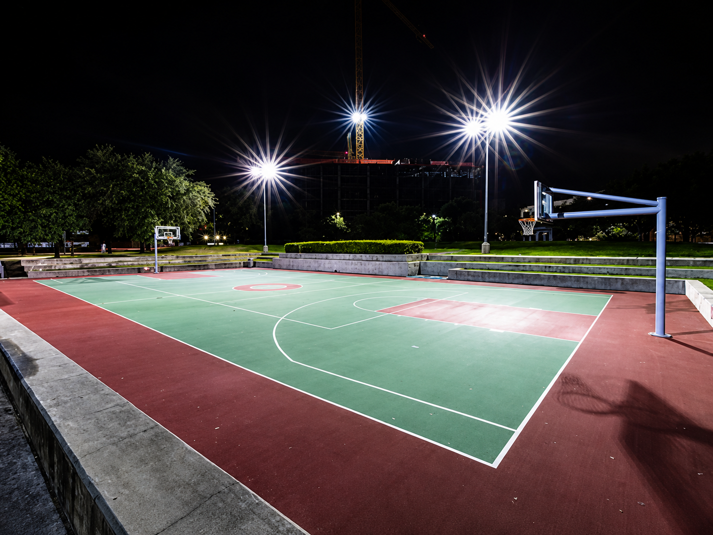 Quadra esportiva externa iluminada por refletores
