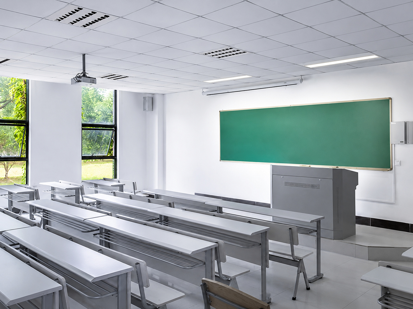 Sala de aula com iluminação para quadro