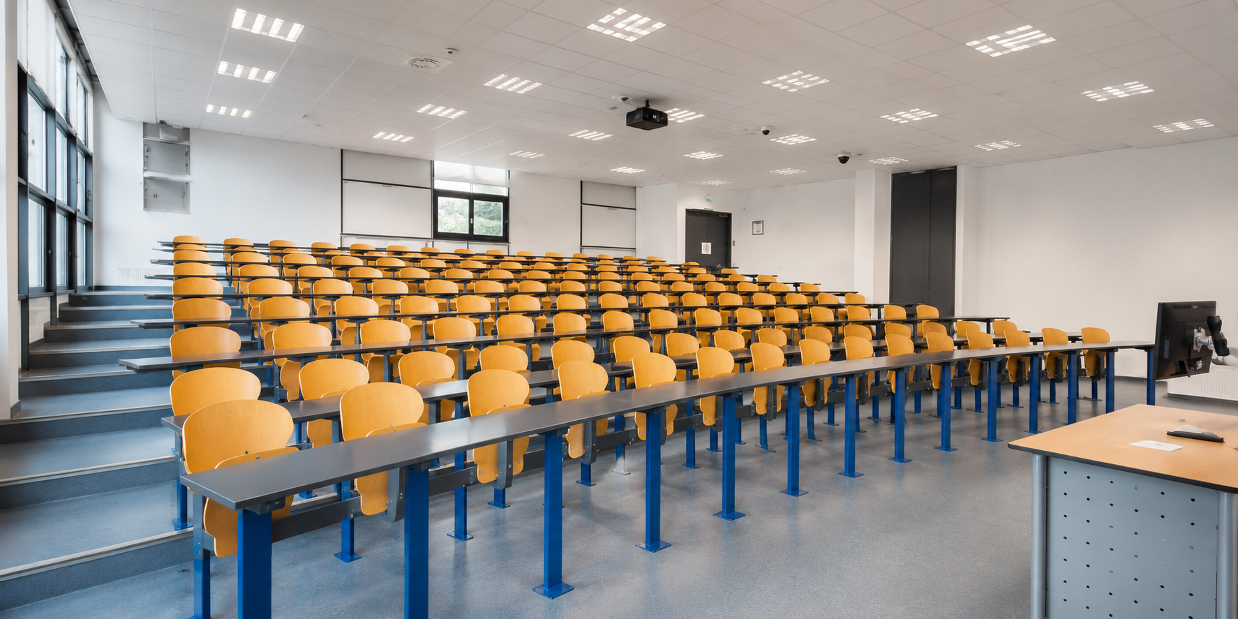 Auditório com painéis de iluminação embutidos