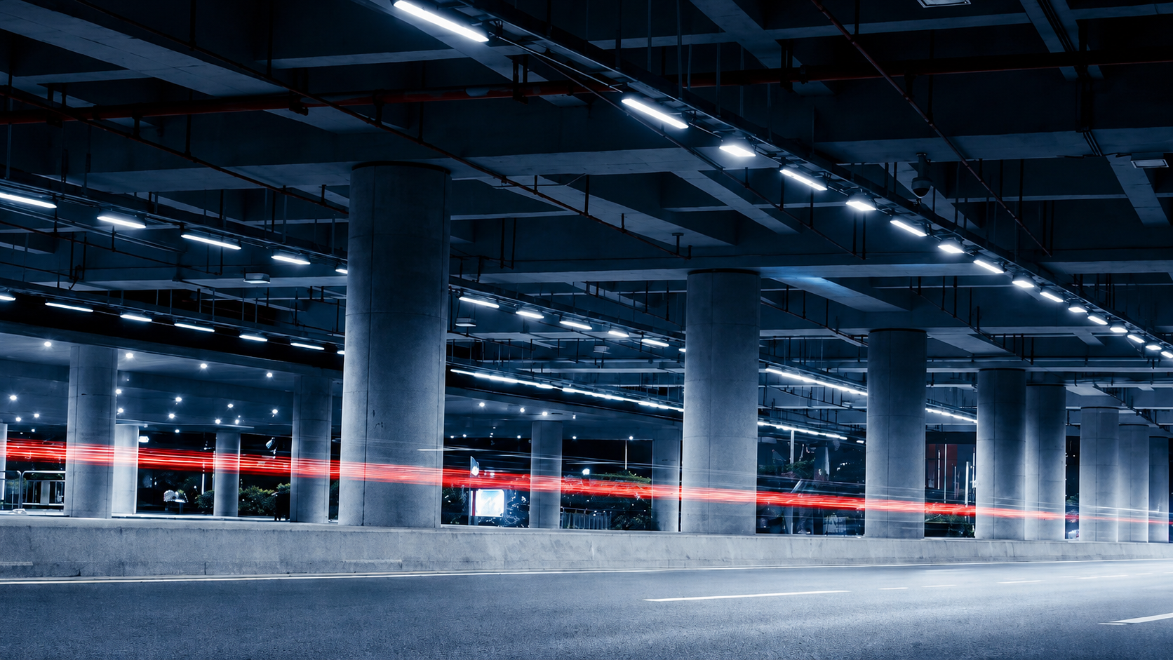 Área técnica iluminada com luminárias lineares
