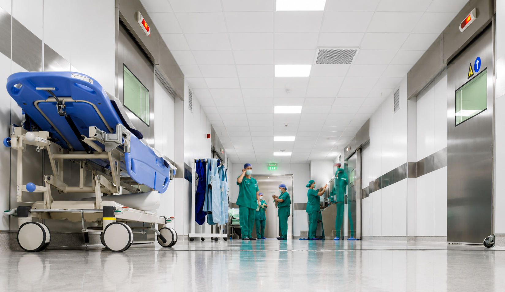 Corredor hospitalar iluminado com painéis LED