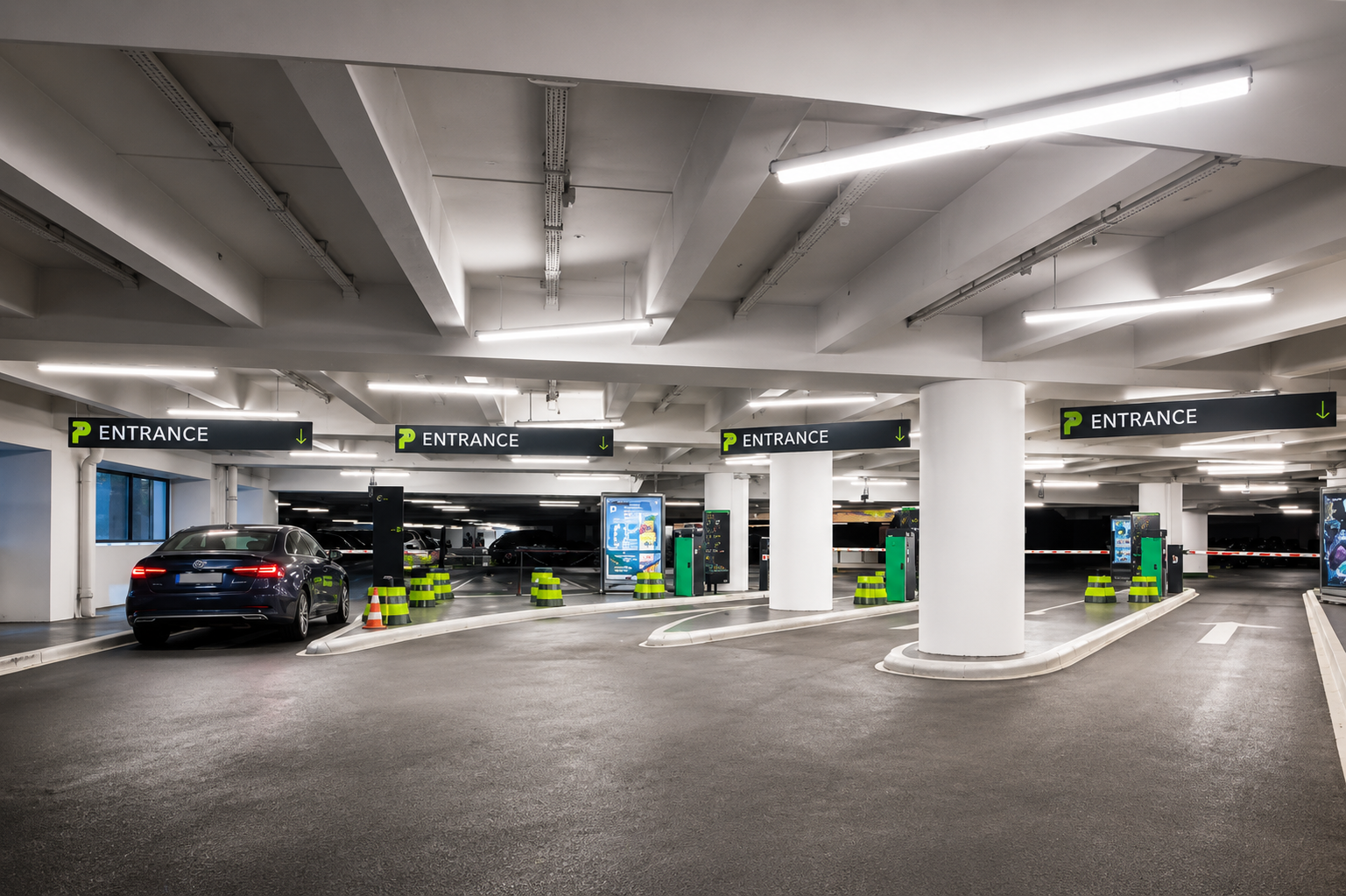 Estacionamento coberto iluminado por luminárias lineares